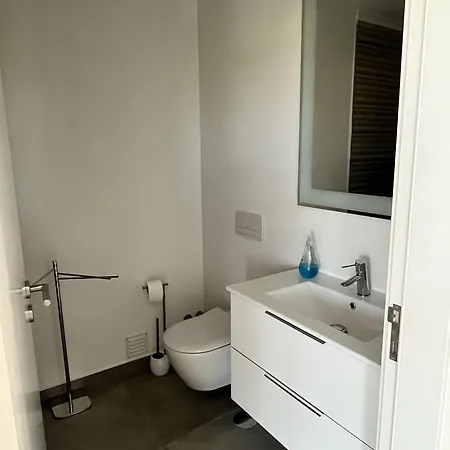 Elodie Piscine Privé, Parking