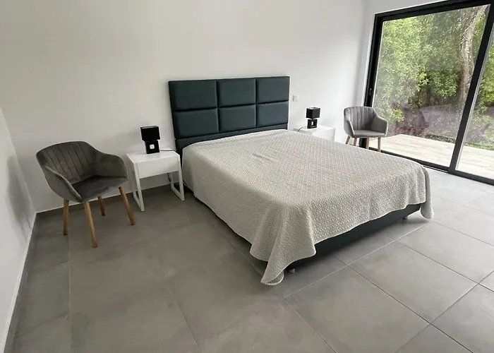 Elodie Piscine Prive, Parking Портиман