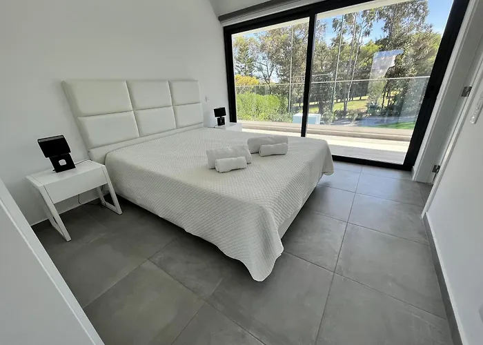 Elodie Piscine Prive, Parking Портиман