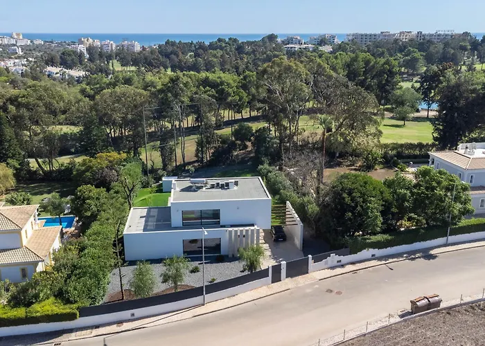 Elodie Piscine Prive, Parking